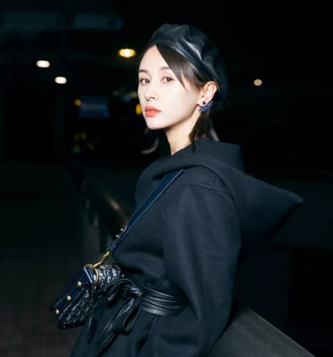 今年秋冬最chic！原來(lái)短發(fā)和帽子這么配?。? border=