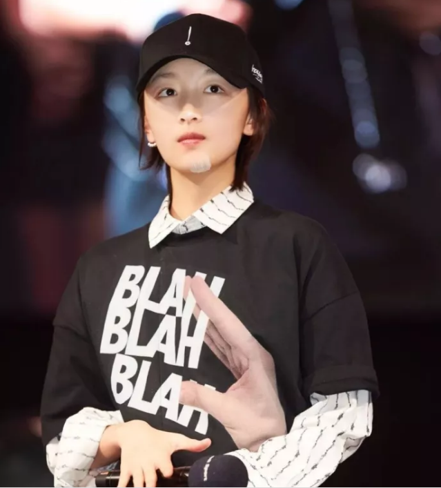 今年秋冬最chic！原來(lái)短發(fā)和帽子這么配?。? border=