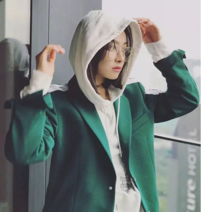 今年秋冬最chic！原來(lái)短發(fā)和帽子這么配?。? border=