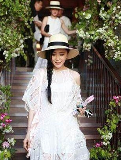看看女星們花式戴草帽的帽子戲法！