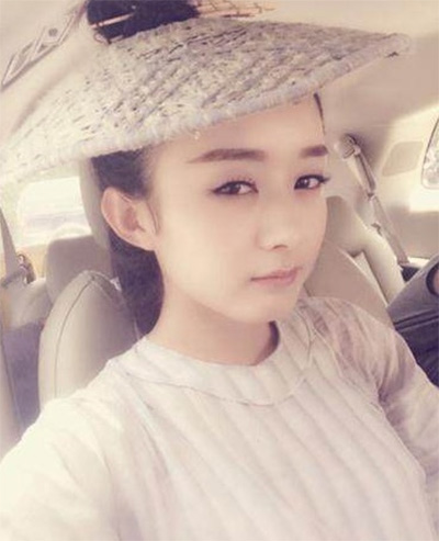 看看女星們花式戴草帽的帽子戲法！