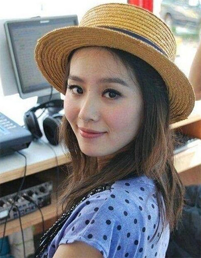 看看女星們花式戴草帽的帽子戲法！
